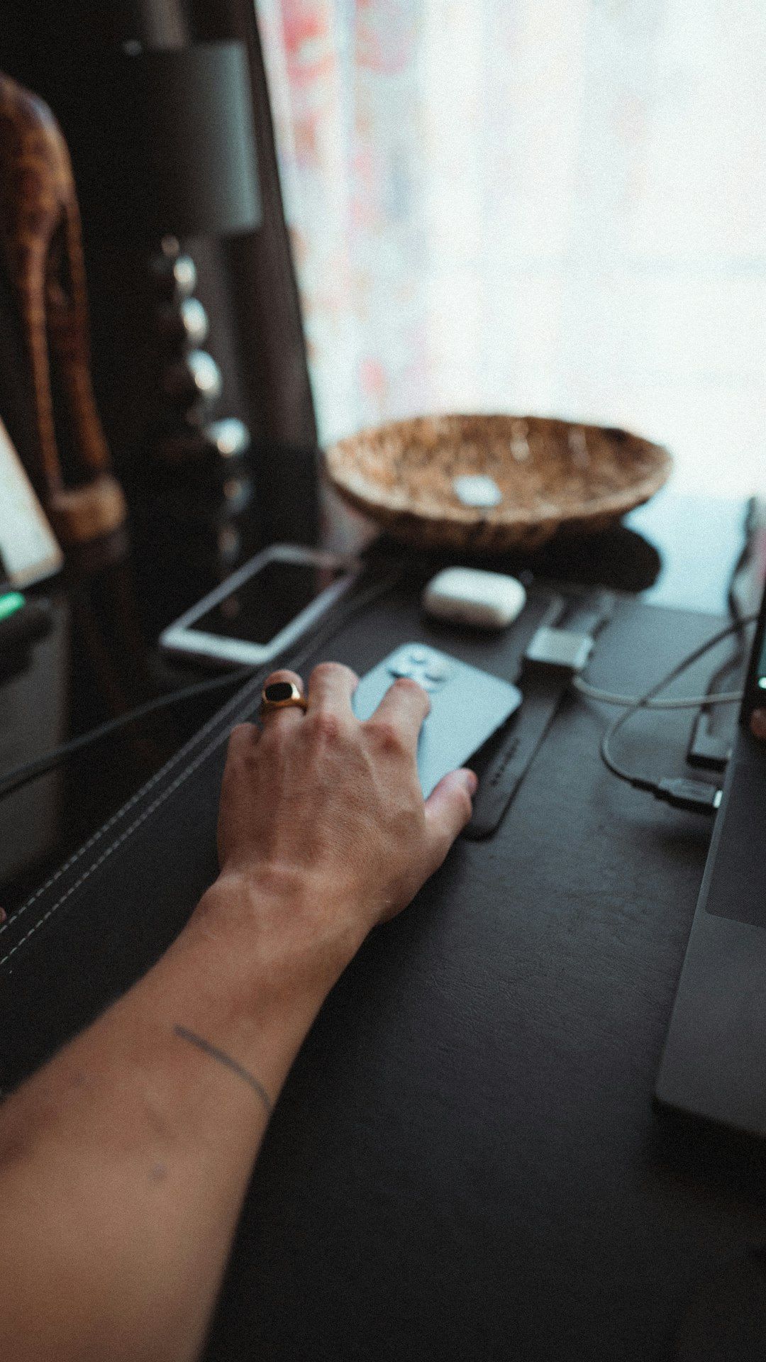 Nahaufnahme einer Hand, die den WPS-Knopf an einem WLAN Verstärker drückt, um das Gerät schnell und einfach einzurichten. | Foto: Anton Ponomarenko