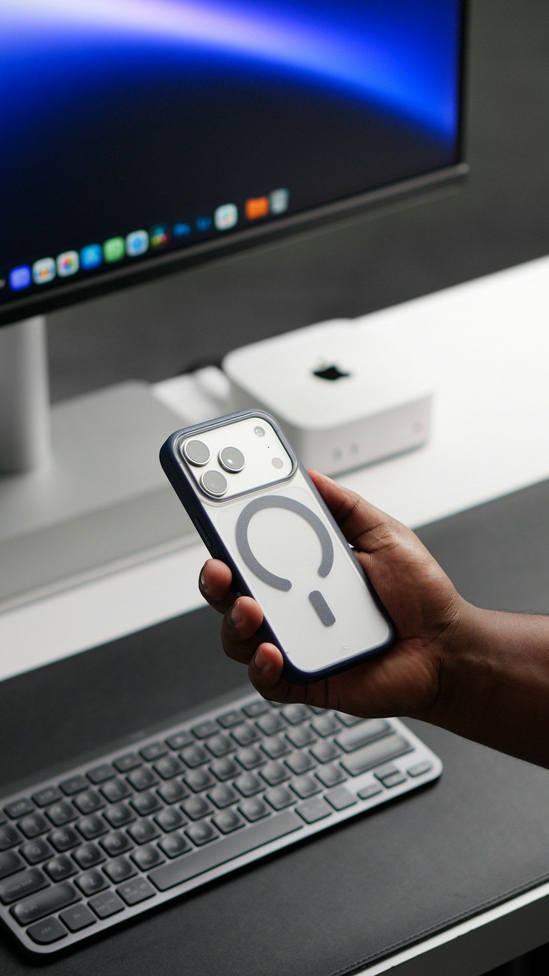 Eine Hand steckt einen bootfähigen USB-Stick in einen Laptop, um die Installation per ISO-Datei für das Windows 11 Update zu erzwingen. | Foto: Sayan Majhi