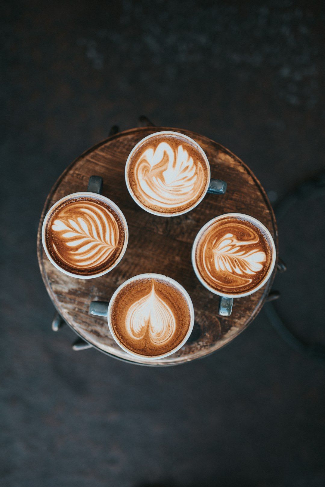Perfekte Latte Art in einer Tasse Cappuccino als Ergebnis von cremigem Milchaum, den man selber machen kann. | Foto: Nathan Dumlao