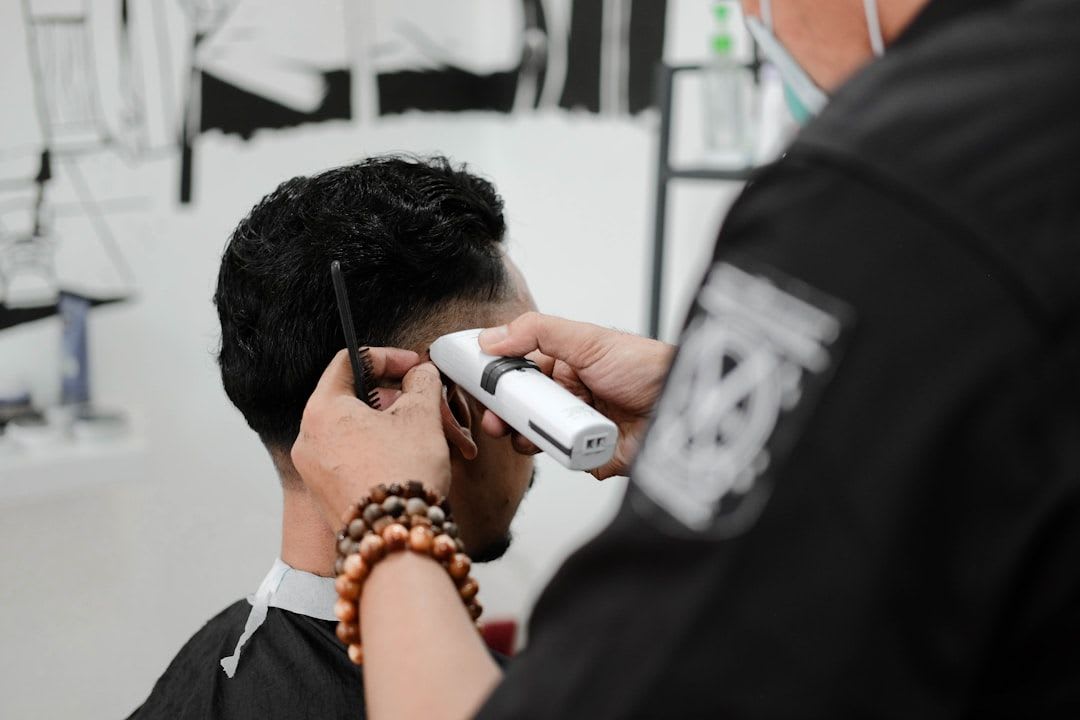 Ein Dermatologe untersucht die Haut eines Mannes, um hartnäckige Unterlagerungen und Unreinheiten professionell zu behandeln. | Foto: Firza Pratama
