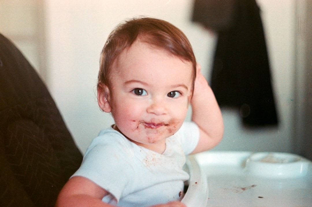 Baby-led Weaning als Teil des Beikost Start Plans: Weich gekochte Gemüsesticks und Avocado auf einem Hochstuhltablett. | Foto: Logan Cameron