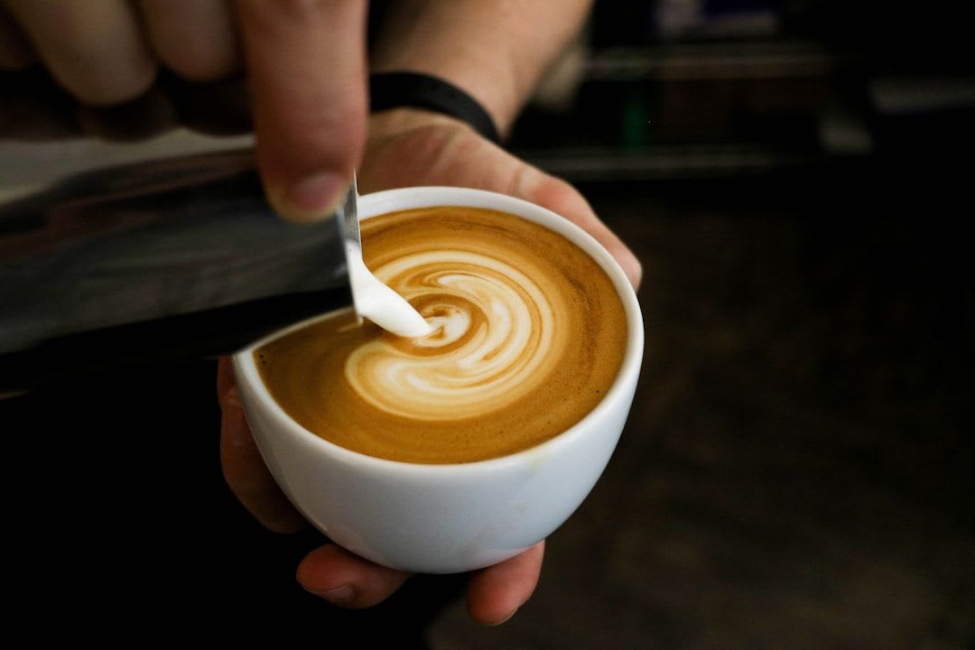 Das Ergebnis eines Cappuccino kalorienarm: Perfekter Milchschaum aus Hafermilch, garniert mit etwas Kakaopulver für vollen Genuss. | Foto: Taylor Franz