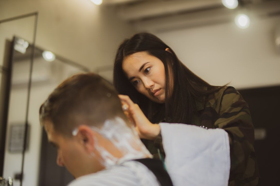Eine Frau mit langem Gesicht und einer geraden Augenbrauenform, die das Gesicht optisch verbreitert und ideal zum Formen ist. | Foto: Taylor Smith
