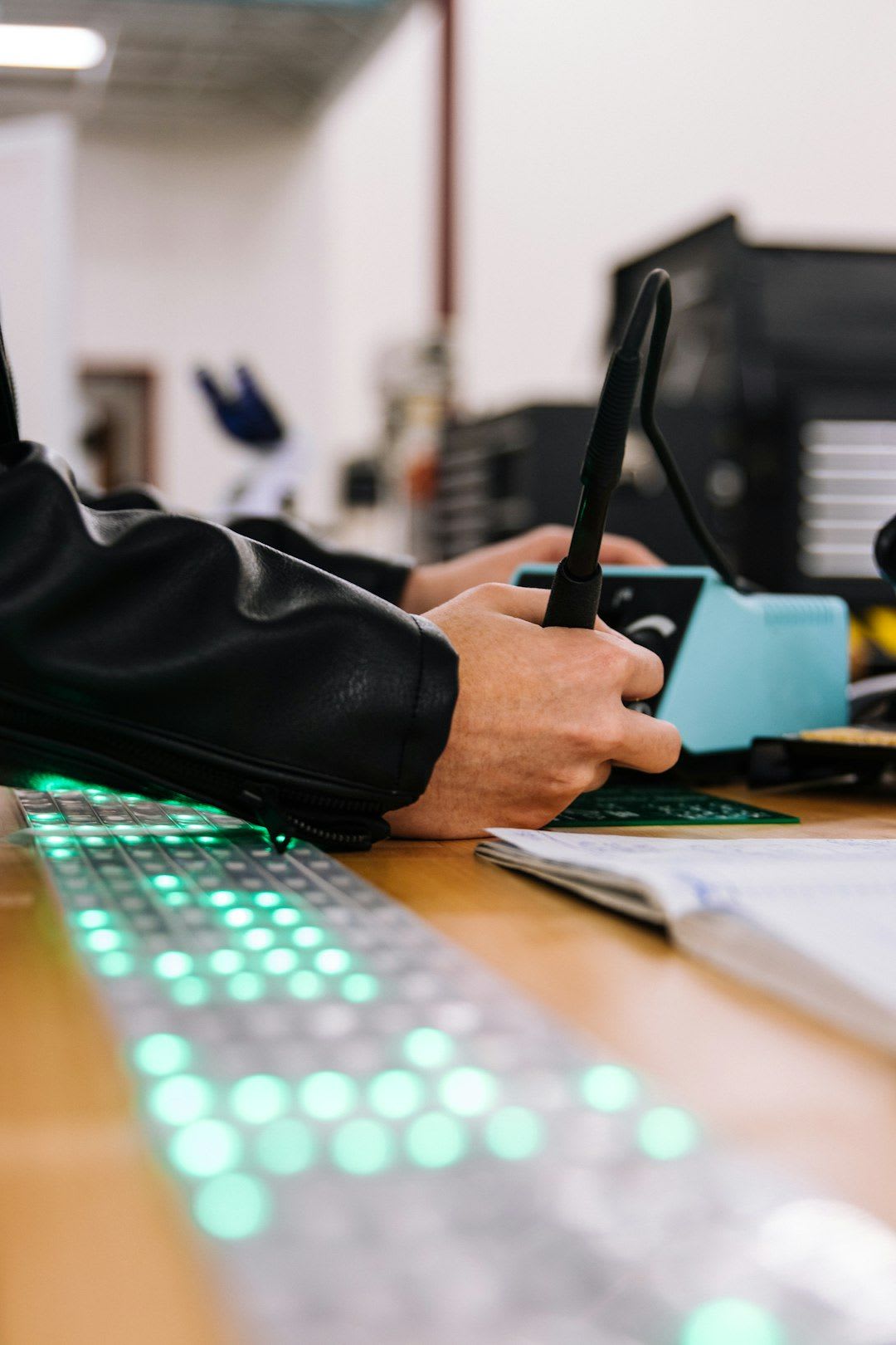 Eine Person richtet die Antennen eines Routers aus, um das FRITZ!Box WLAN zu verbessern und die Signalabdeckung zu optimieren. | Foto: Jeswin Thomas