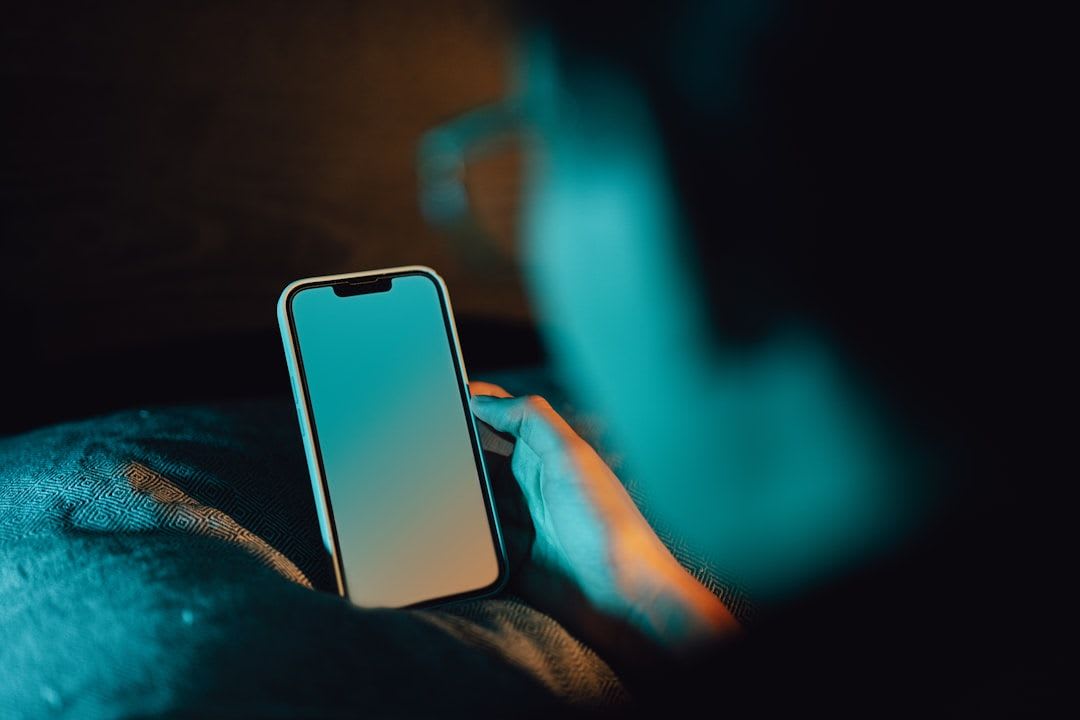 Hand hält ein Smartphone mit einer WLAN-Analyse-App zur Messung der Signalstärke, um das FRITZ!Box WLAN zu verbessern. | Foto: Jakub Żerdzicki