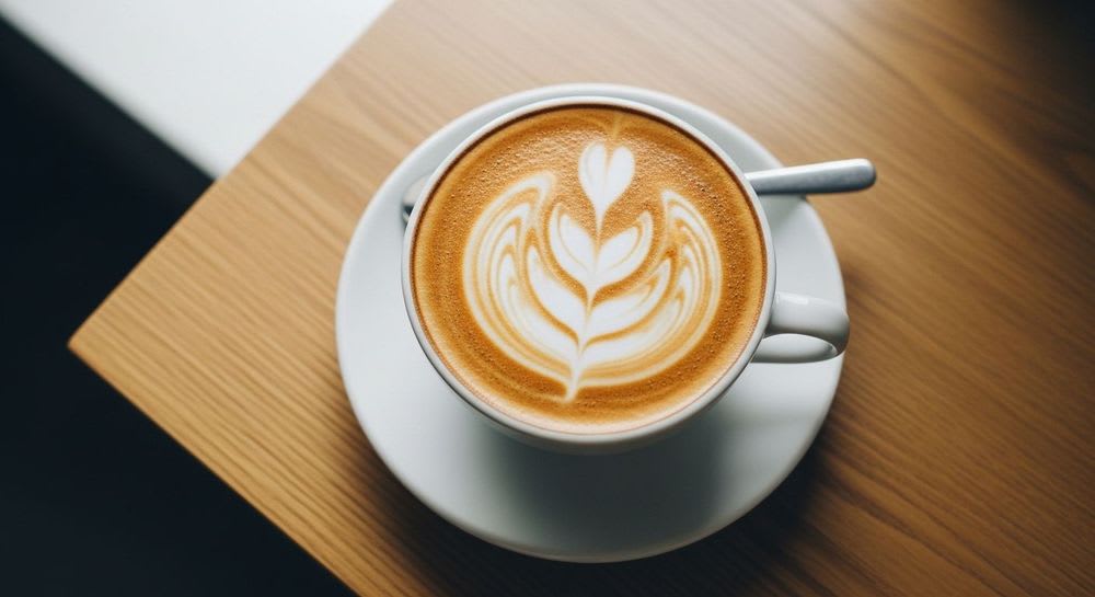 Ein kunstvoll zubereiteter Cappuccino in einer Tasse, der als Guide für bewussten Genuss und Cappuccino Kalorien dient.