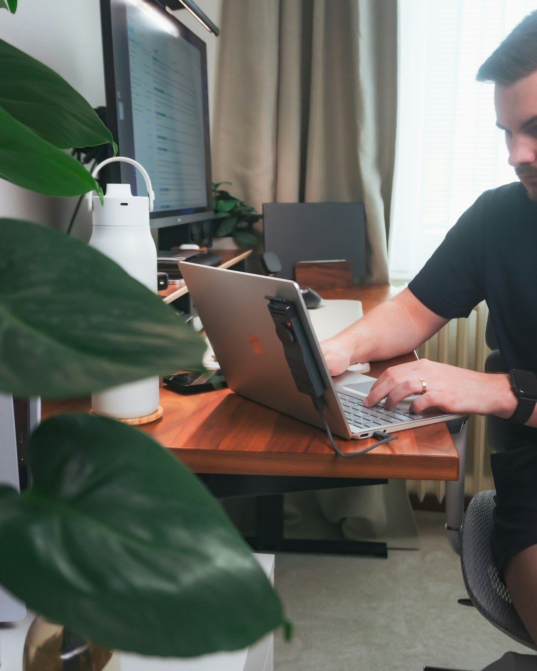 Ein Designer arbeitet an einem Grafikprojekt auf einem Monitor, der für perfekte Farben professionell kalibriert wurde. | Foto: Matúš Gocman