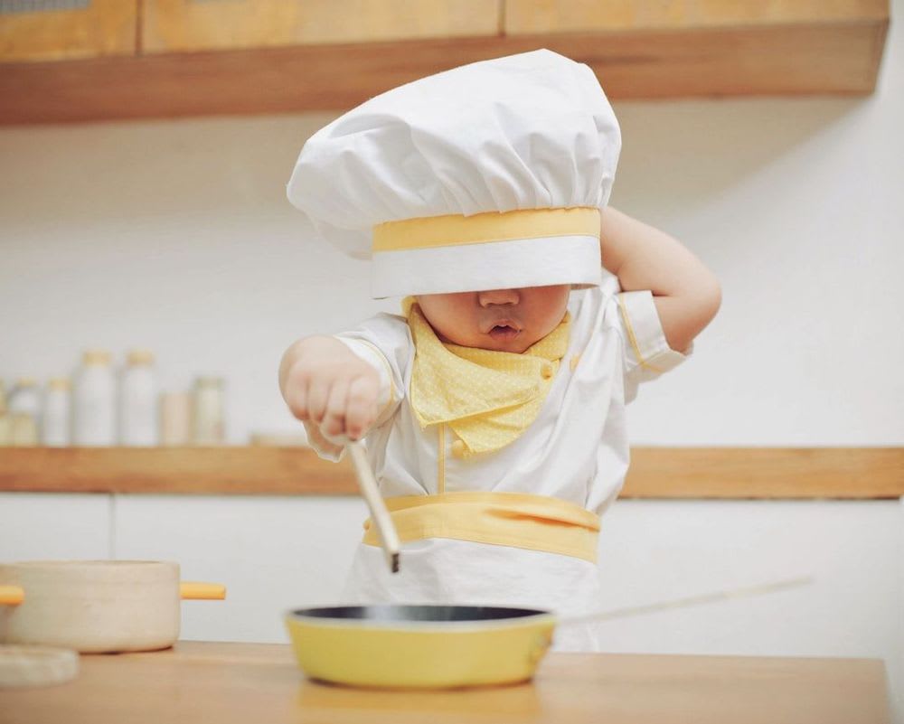 Zubereitung leckerer Beikost Rezepte: Frisches Bio-Gemüse neben einem Mixer mit Karottenpüree in einer hellen, modernen Küche. | Foto: WONSUNG JANG