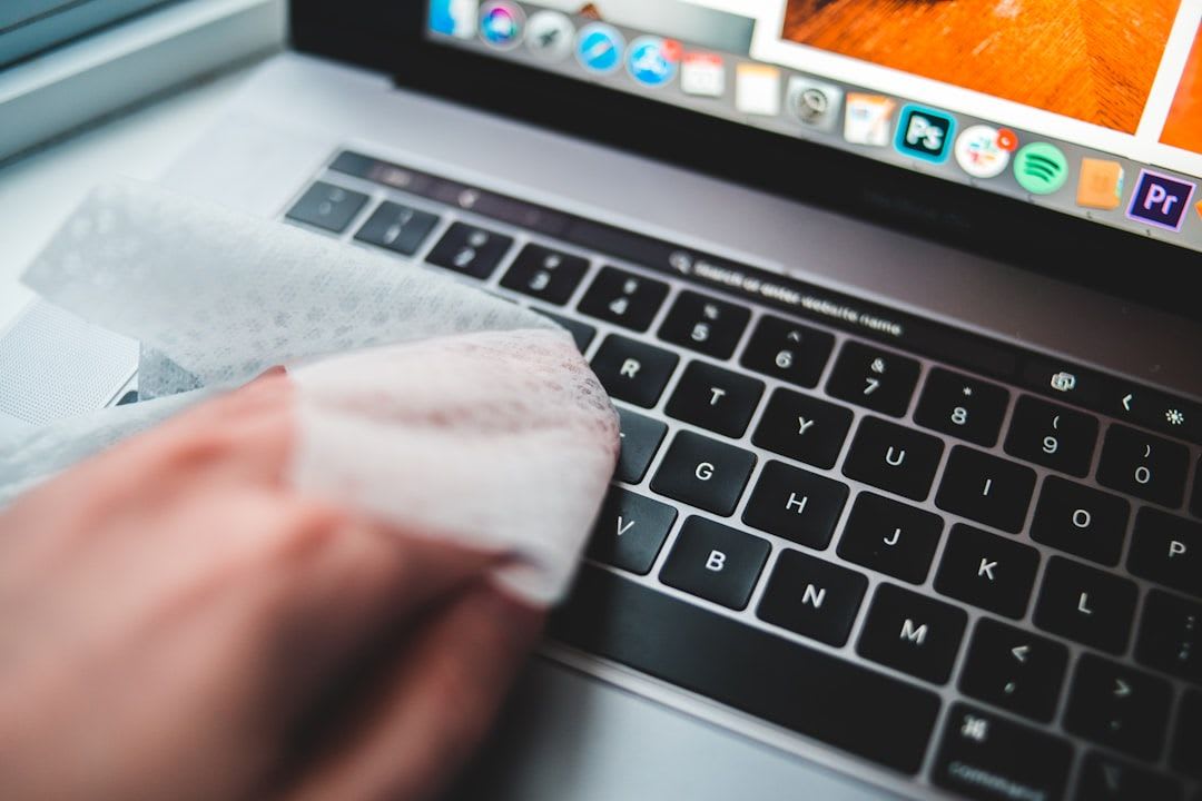 Reinigung mit Druckluft, um Staub aus dem Lüfter zu entfernen, der dazu führt, dass der Laptop überhitzt. | Foto: Erik Mclean