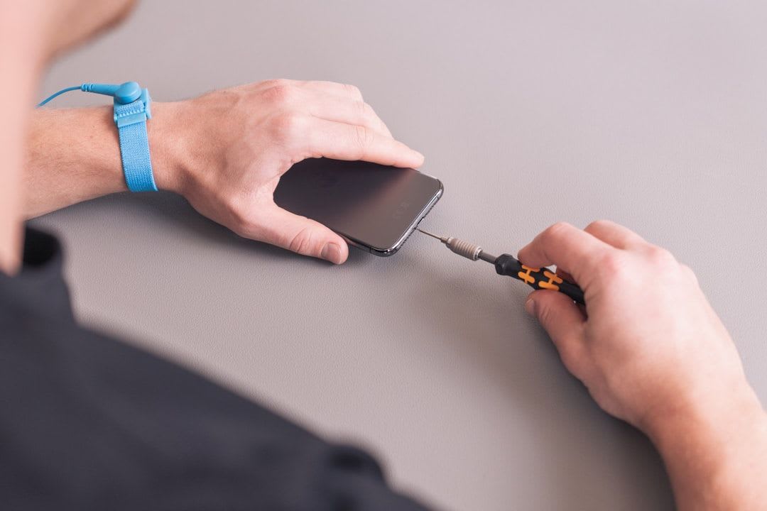 Professioneller Austausch eines Smartphone-Akkus in einer Werkstatt, um die Akkulaufzeit langfristig zu verlängern. | Foto: Revendo