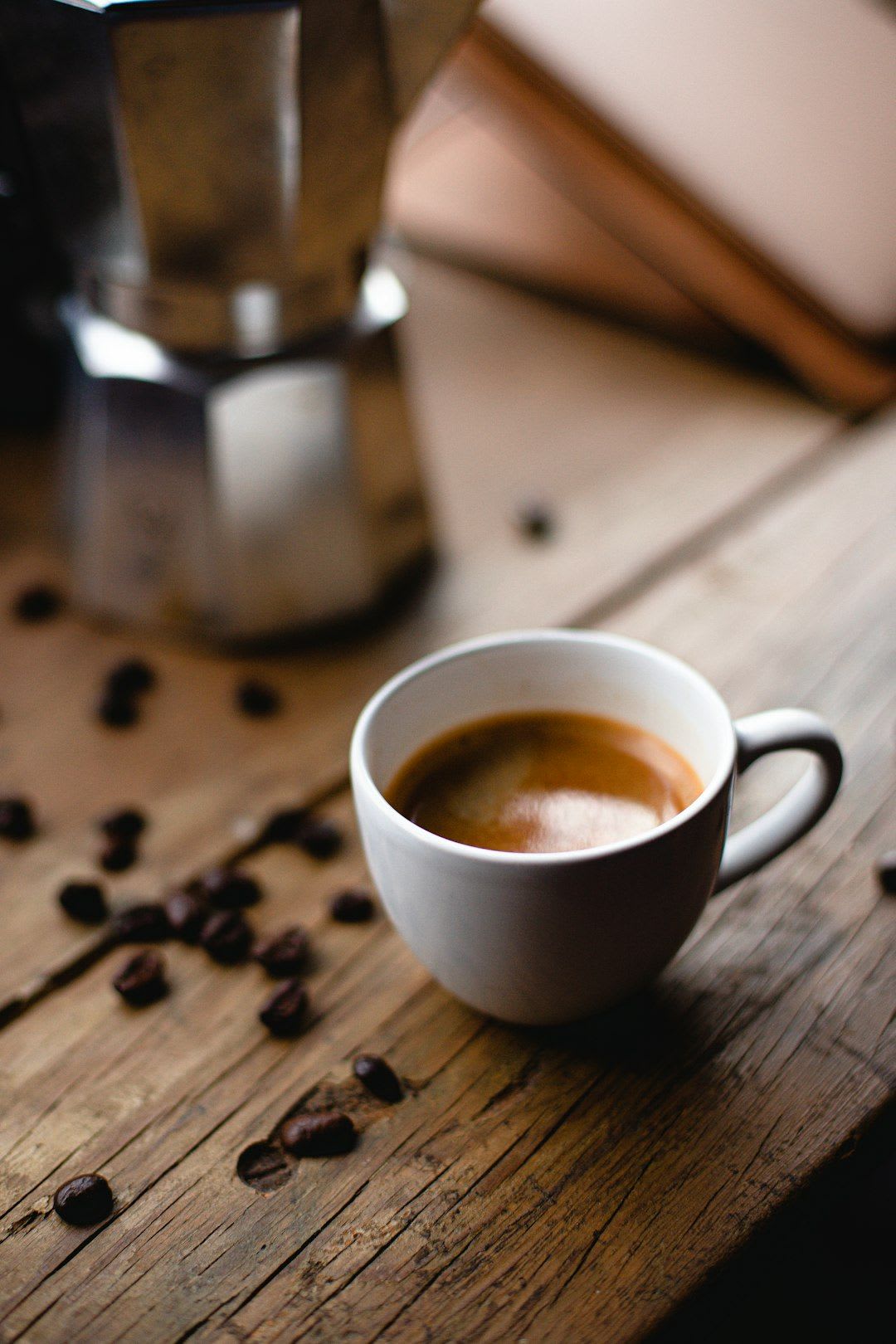 Bewusster Kaffeekonsum: Eine Person wählt eine kleinere Tasse und hört auf die Signale ihres Körpers. | Foto: Andres Vera