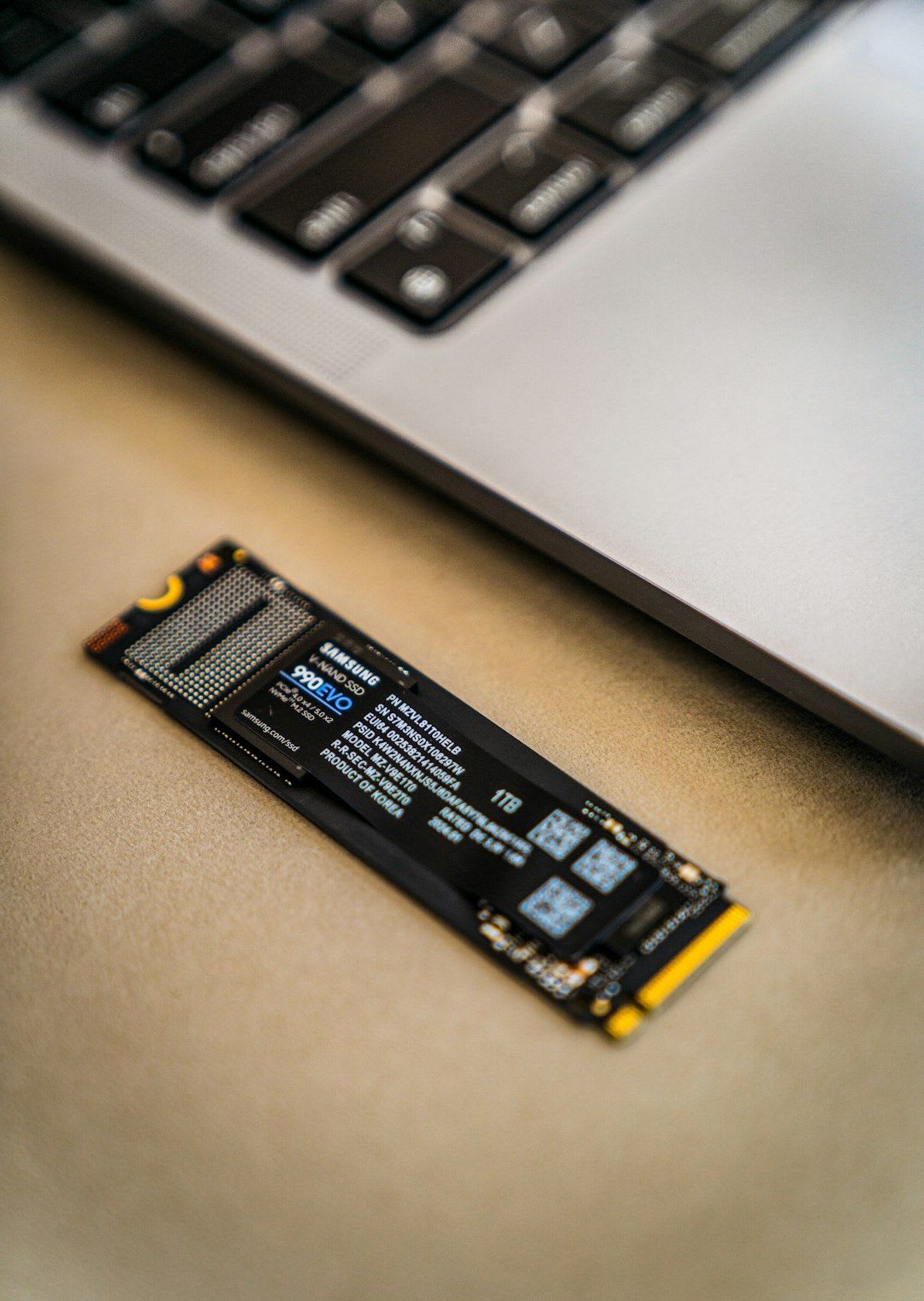 SSD im Laptop selbst einbauen: Vorsichtiges Öffnen des Laptop-Gehäuses mit einem speziellen Kunststoff-Werkzeug. | Foto: Samsung Memory