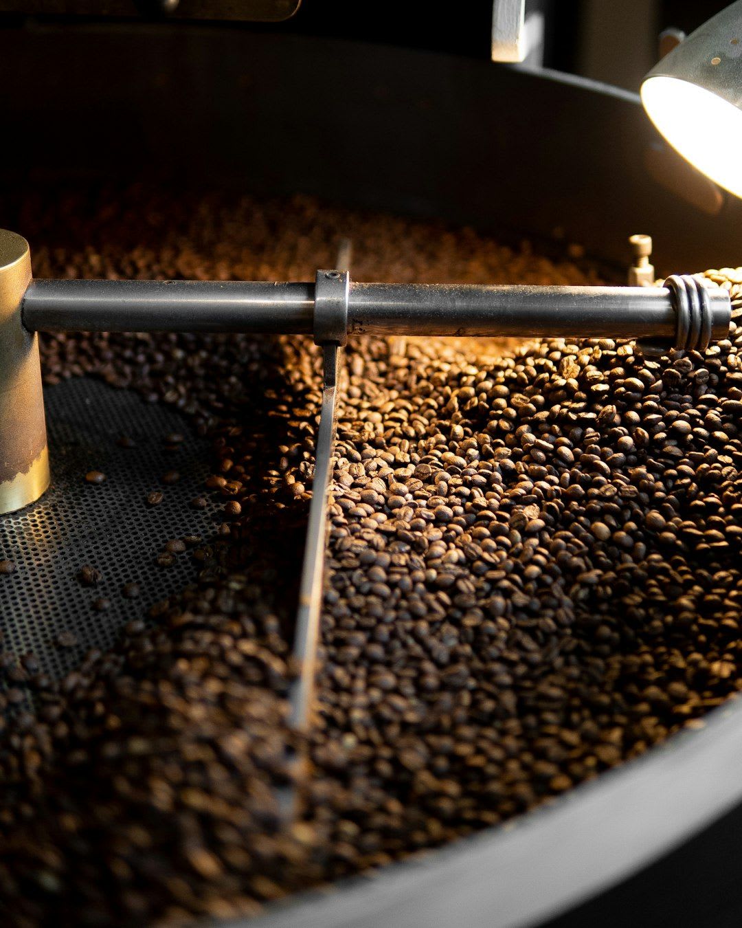 Nahaufnahme einer Kaffeemühle, die Specialty Coffee Bohnen frisch mahlt, um die feinen Nuancen für die Zubereitung zu erhalten. | Foto: Scott Soltys-Curry