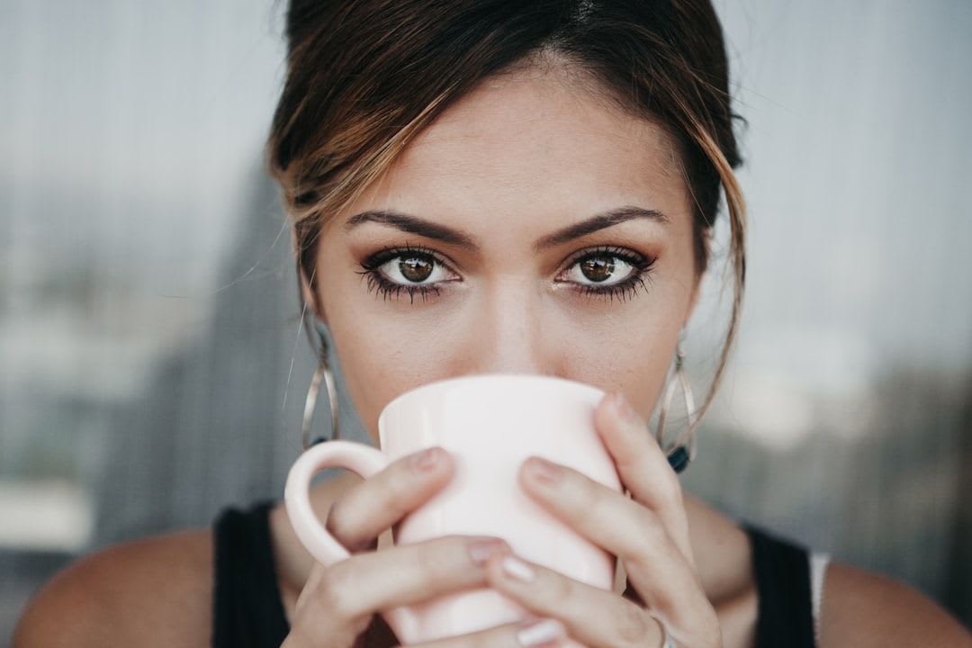 Schwangere Frau genießt eine Tasse gesunden entkoffeinierten Kaffee in einer hellen Küche, eine sichere Wahl für die Gesundheit. | Foto: Candice Picard