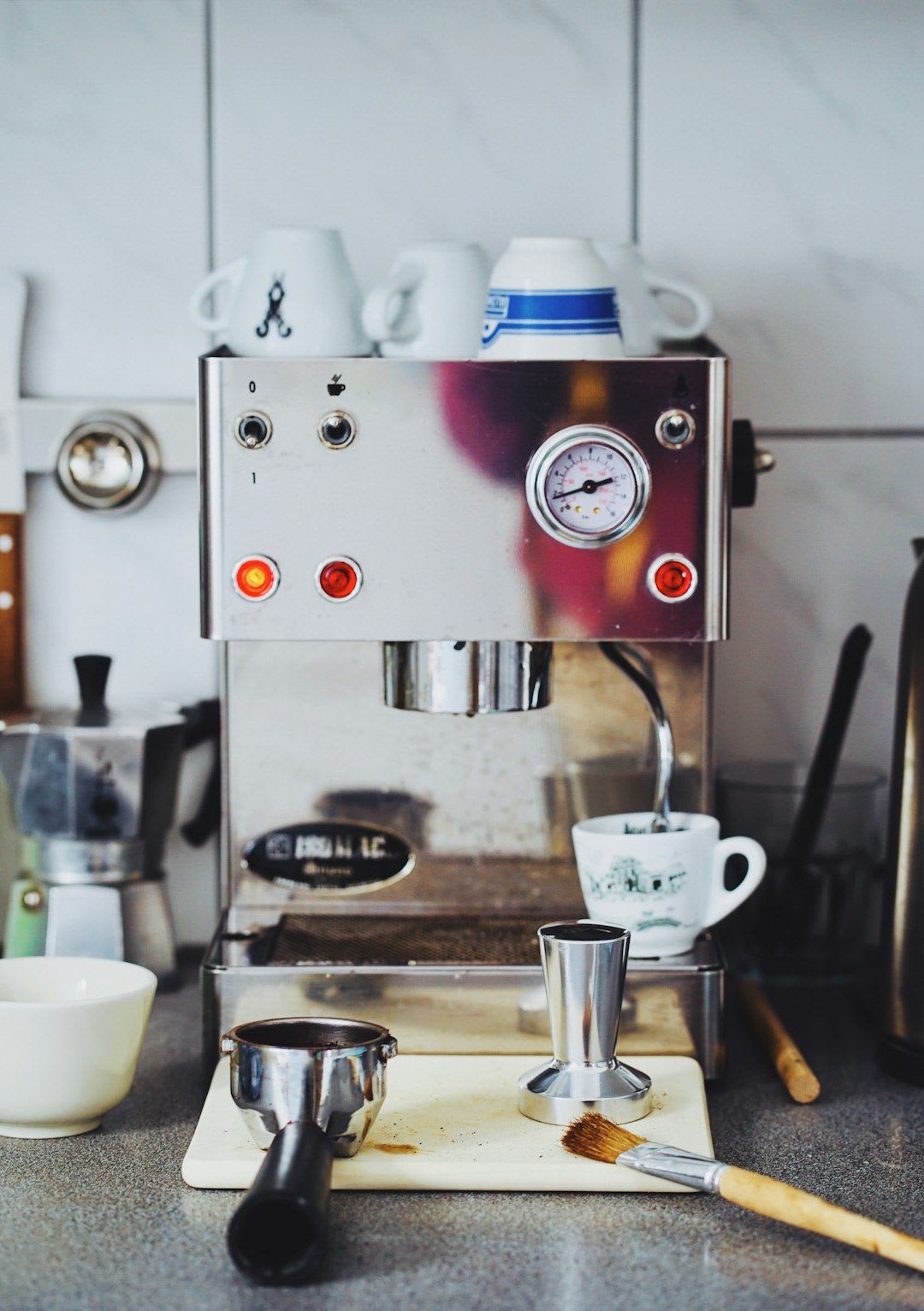 Zubereitung von gesundem entkoffeiniertem Kaffee mit einem Pour-Over-Filter als Teil eines bewussten Kaffeerituals. | Foto: Johannes Hofmann