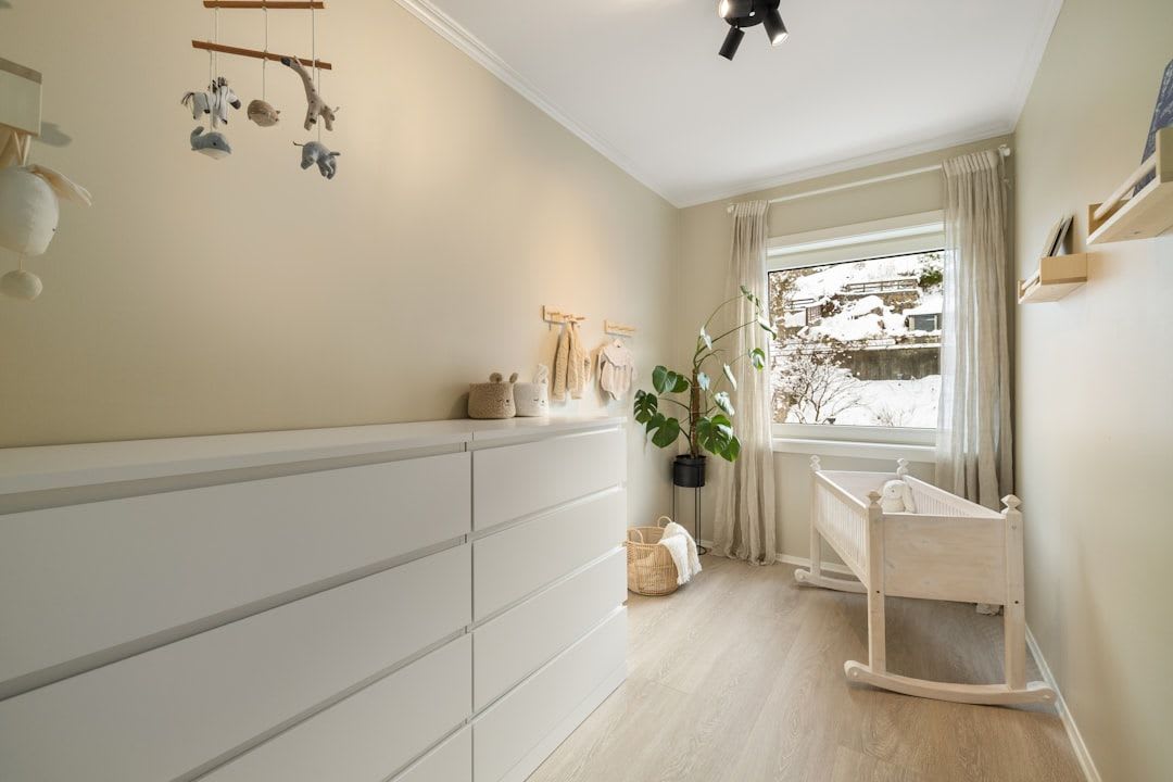 Detailansicht der Kopfstütze einer Babytrage für Neugeborene, die für die ergonomische M-Position und Nackenstützung entscheidend ist. | Foto: Alex Tyson
