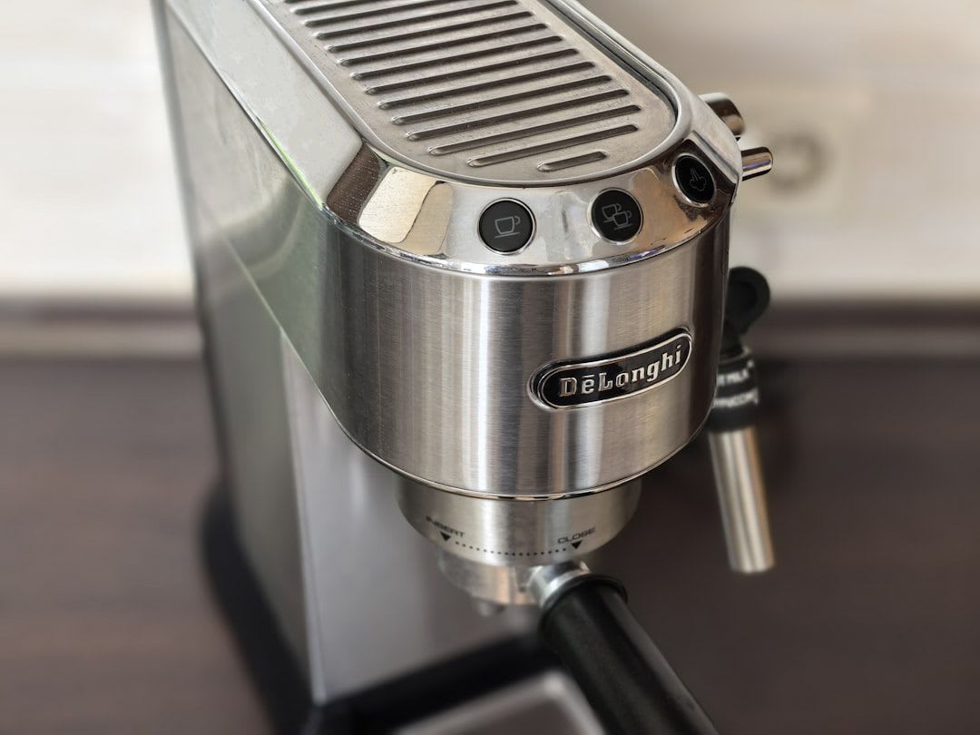 Reinigung der Brühgruppe eines DeLonghi Magnifica S Kaffeevollautomaten laut Bedienungsanleitung unter fließendem Wasser. | Foto: Andrey Matveev