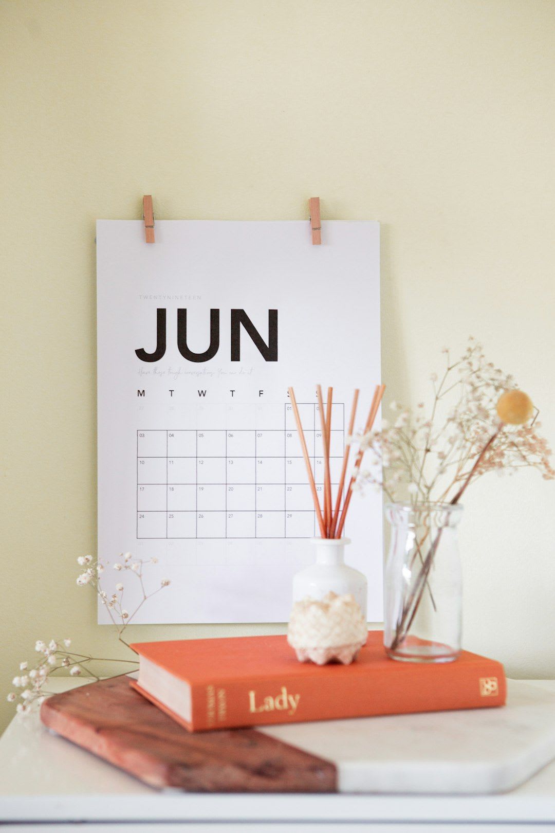 Ein Kalender und Münzen neben dem elektronischen Kinderreisepass als Symbol für die jährliche Gültigkeit und die Kosten. | Foto: Maddi Bazzocco
