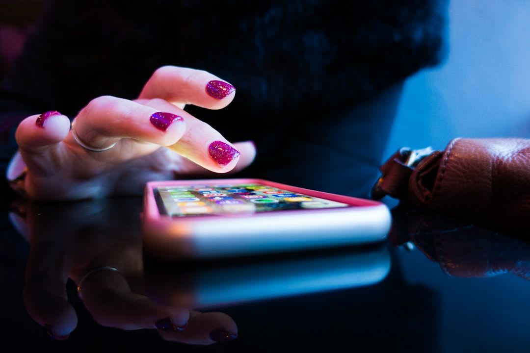 Hand hält Smartphone mit digitalen Netzwerksignalen, die die nahtlose Konnektivität und Vorteile der eSIM Dual-SIM-Technologie zeigen. | Foto: Rob Hampson
