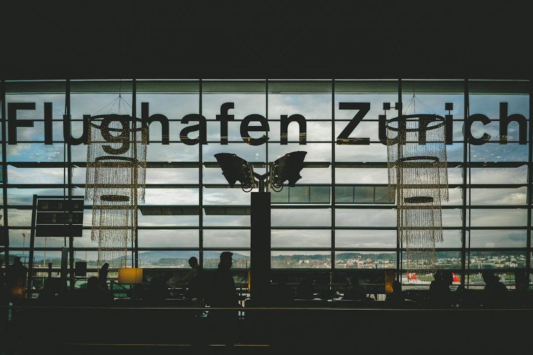 Person im Flughafen wechselt nahtlos Mobilfunkprofile, was die globalen Reise-Vorteile von eSIM Dual-SIM einfach verdeutlicht. | Foto: Claudio Schwarz