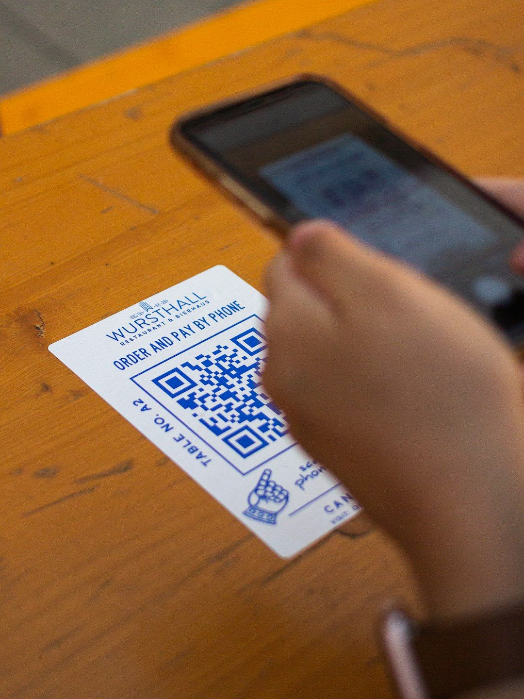 Ein Smartphone scannt einen QR-Code zur Aktivierung, was die einfache Einrichtung der eSIM Dual-SIM-Technologie auf Geräten zeigt. | Foto: Albert Hu