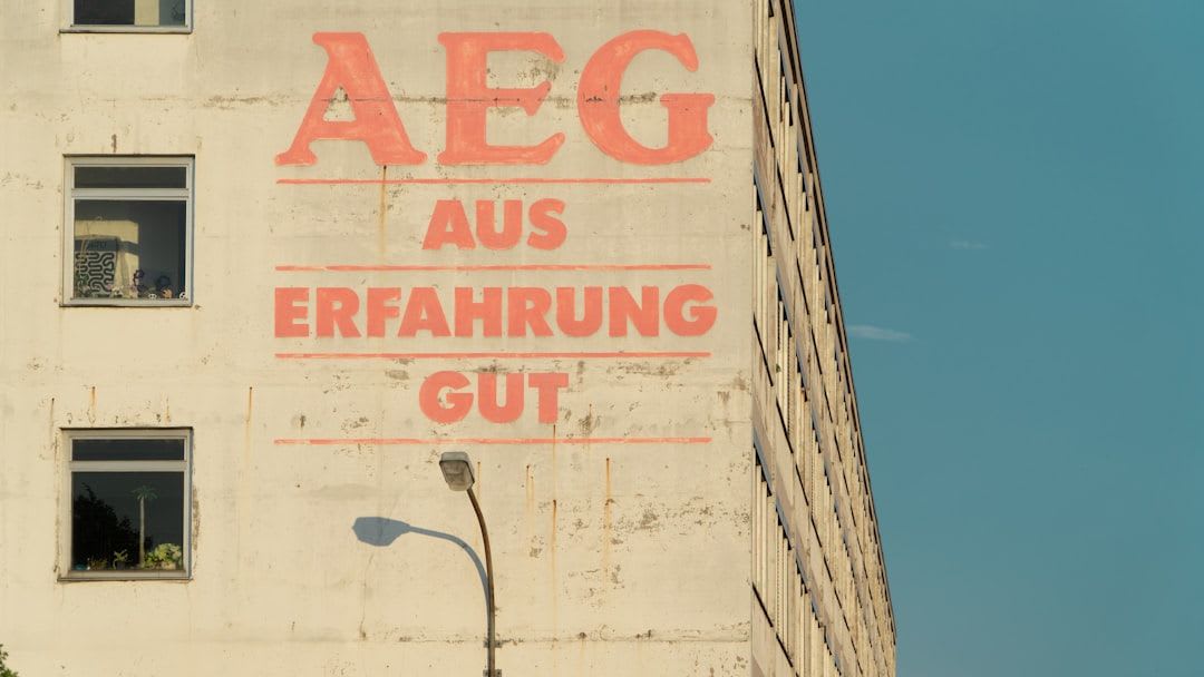 Die LED-Bodendüse eines AEG Staubsauger kabellos macht feinsten Staub auf einem dunklen Boden für eine gründliche Reinigung sichtbar. | Foto: Herbert Grambihler