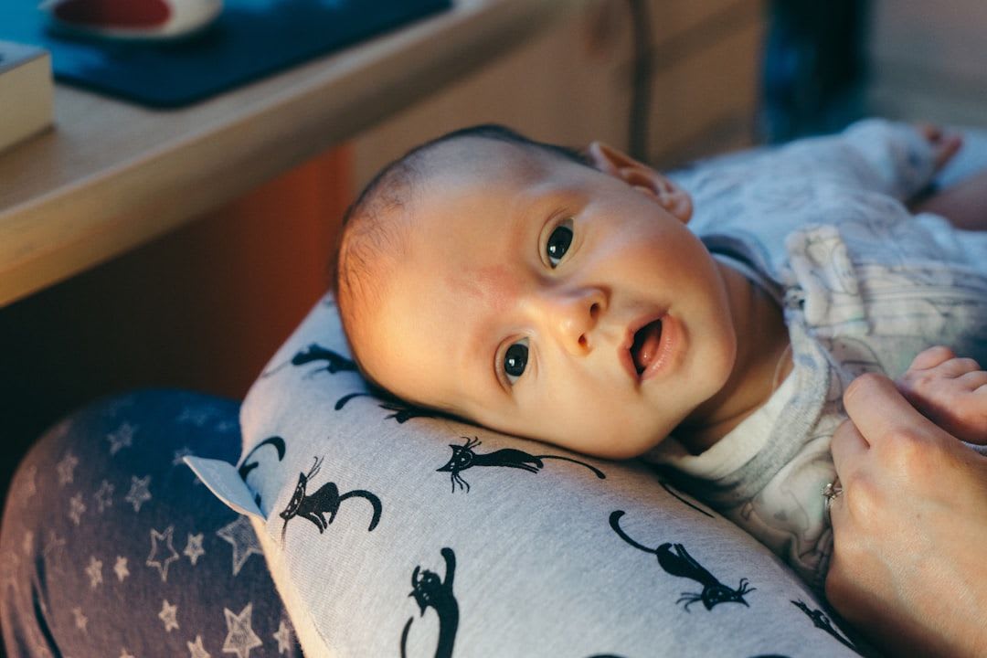 Ein ergonomisches Stillkissen auf einem Sessel, das eine optimale Positionierung unterstützt und einem Milchstau vorbeugt. | Foto: Marcin Jozwiak