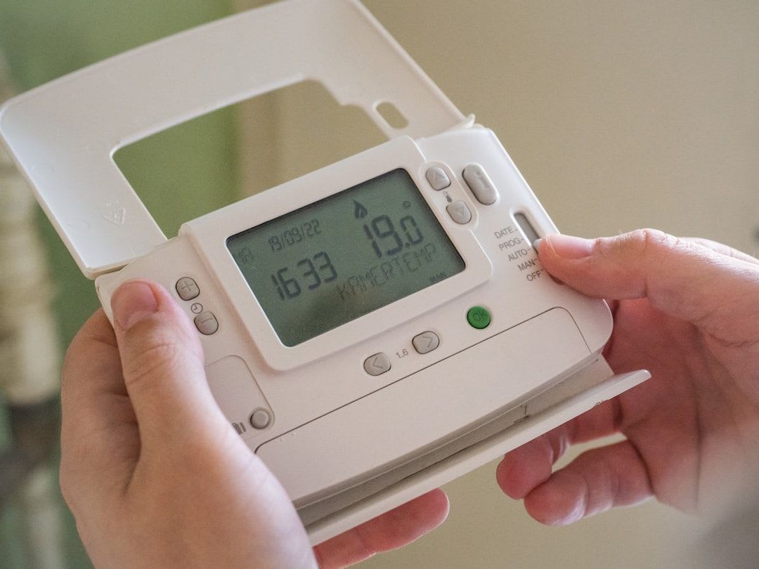Ein Smart Meter zeigt die Stromerzeugung eines Balkonkraftwerks an, wodurch sich die Energiekosten transparent senken lassen. | Foto: Arthur Lambillotte