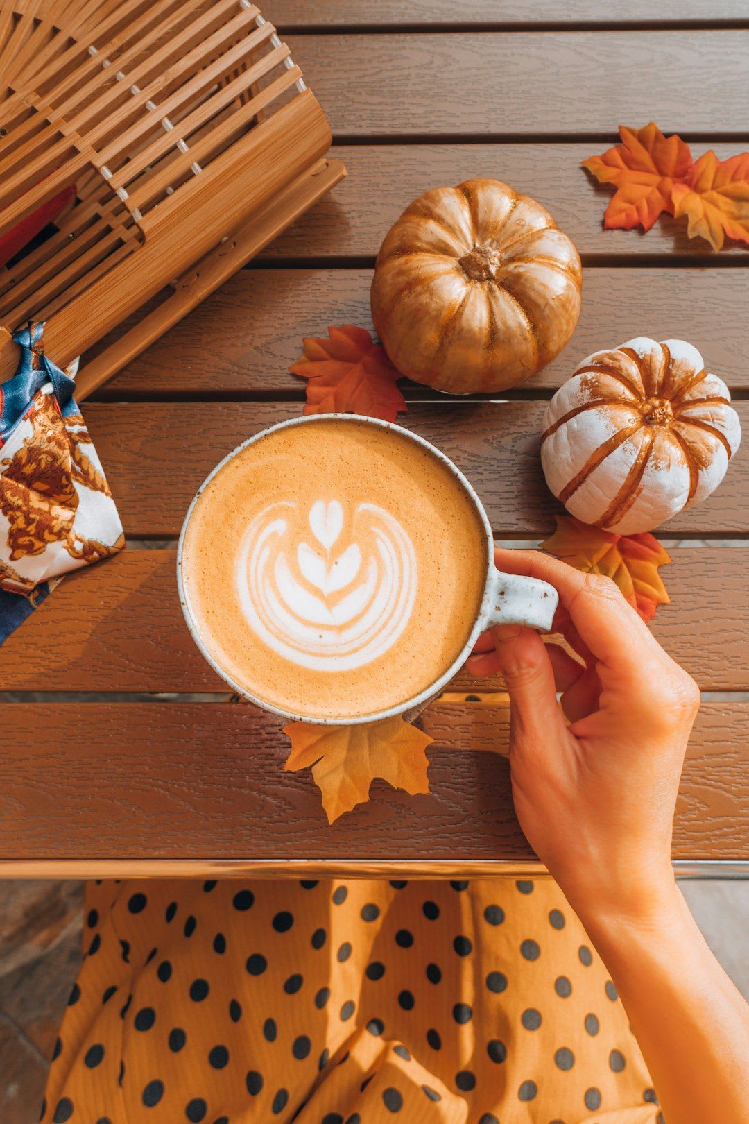 Ein gemütlicher Pumpkin Spice Latte am Fenster, der das herbstliche Gefühl unseres Rezepts perfekt einfängt. | Foto: Pretty Pink