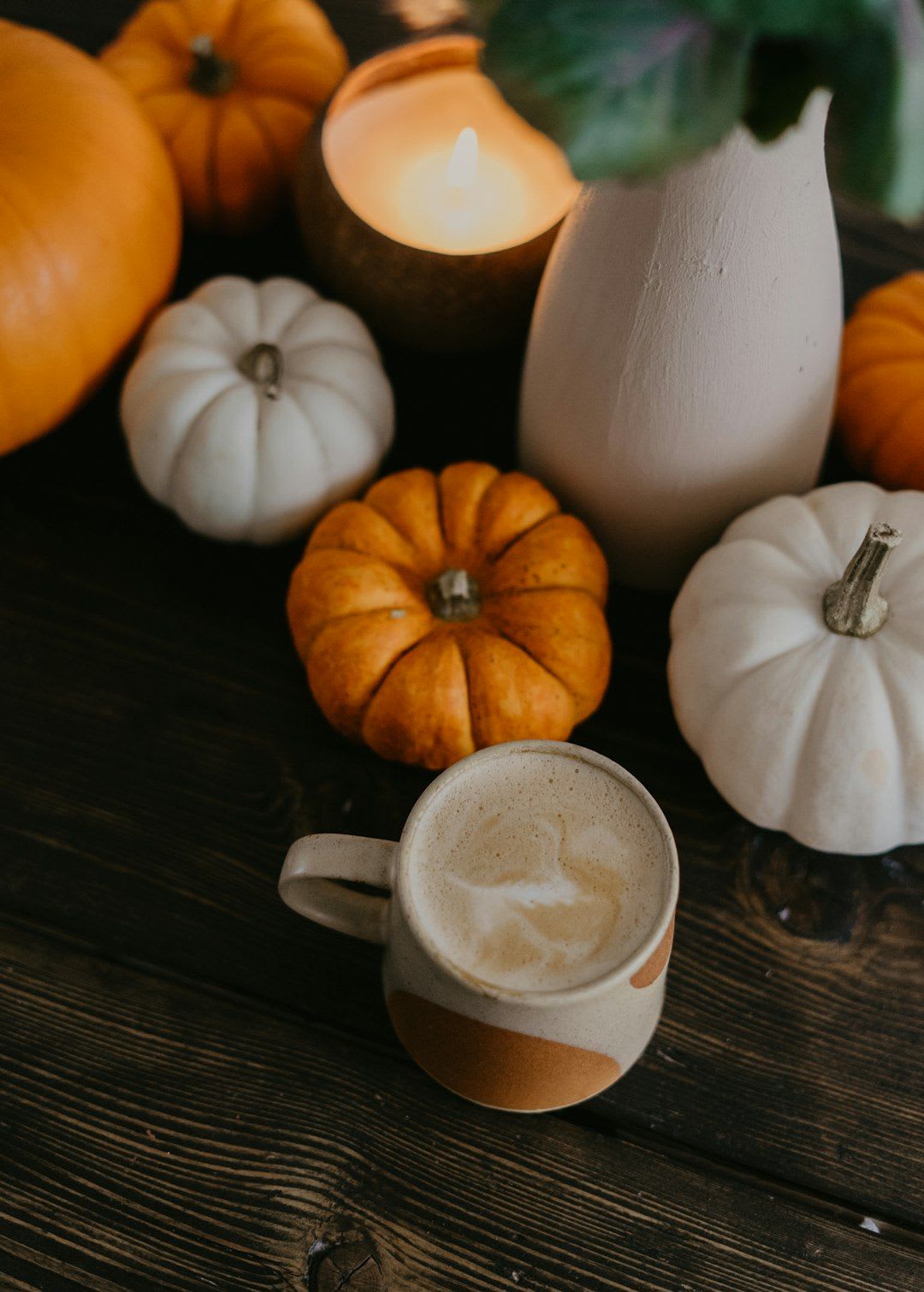Latte Art in einem Pumpkin Spice Latte als Alternative zur Sahnehaube, wie in unserem Rezept-Tipp beschrieben. | Foto: Toa Heftiba