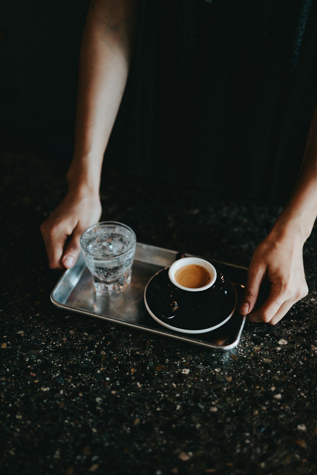 Eine Hand legt eine Tablette in das Pulverfach, um das Philips Kaffeevollautomat Reinigungsprogramm mit der korrekten Dosierung zu starten. | Foto: Nathan Dumlao