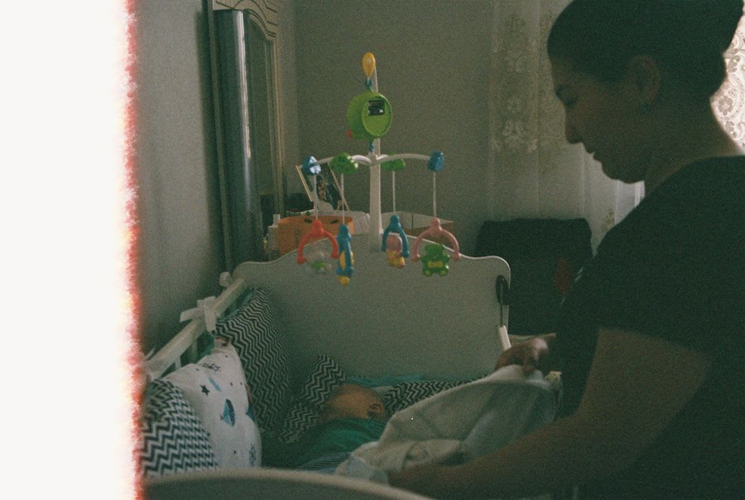 Nahaufnahme eines weichen Spannbettlakens aus Bio-Baumwolle als hygienische und atmungsaktive Kinderwagen Unterlage. | Foto: DIANA HAUAN