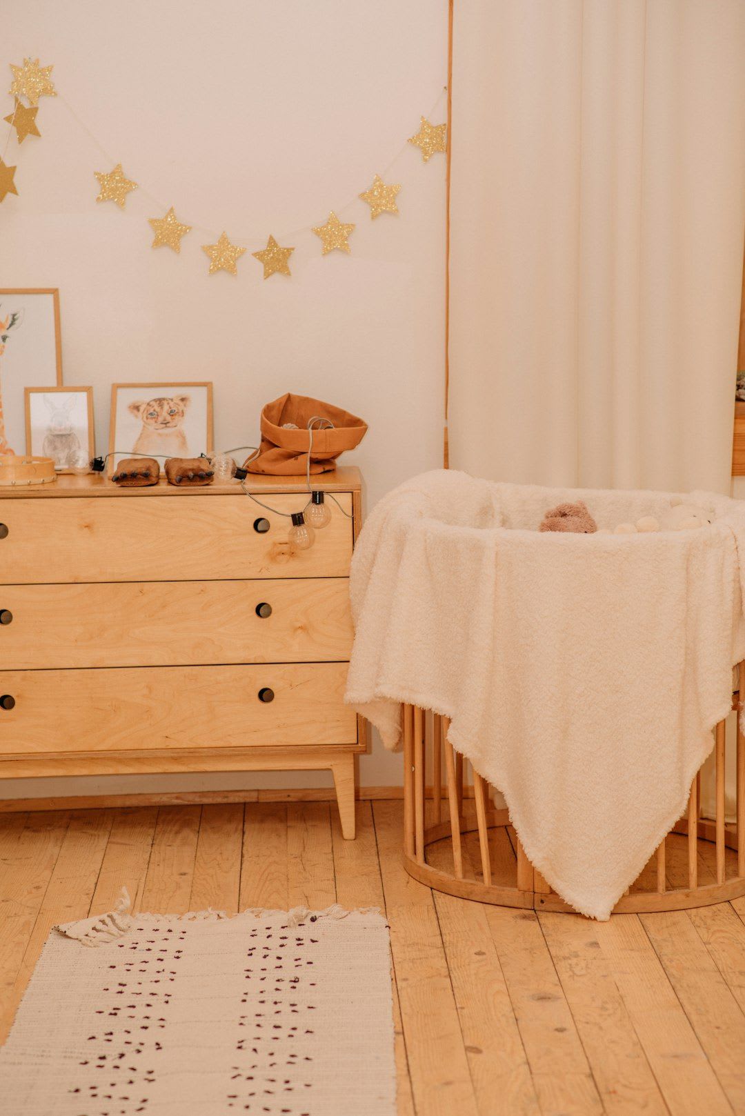 Ein warmer Fußsack mit Gurtschlitzen als sichere und praktische Kinderwagen Unterlage für Ausflüge bei Kälte. | Foto: Eugenia Pan'kiv