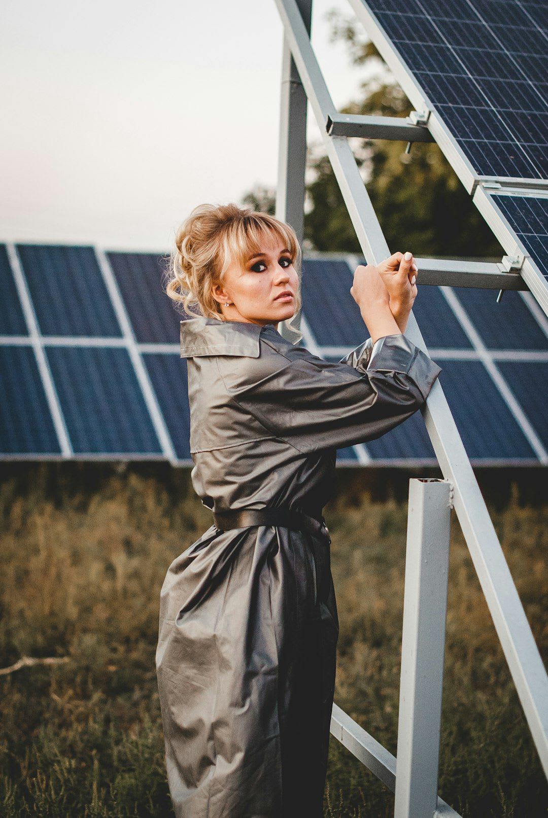 Eine Person analysiert ihre Strom Jahresabrechnung auf einem Tablet, um den eigenen Energieverbrauch besser zu verstehen. | Foto: Kateryna Hliznitsova