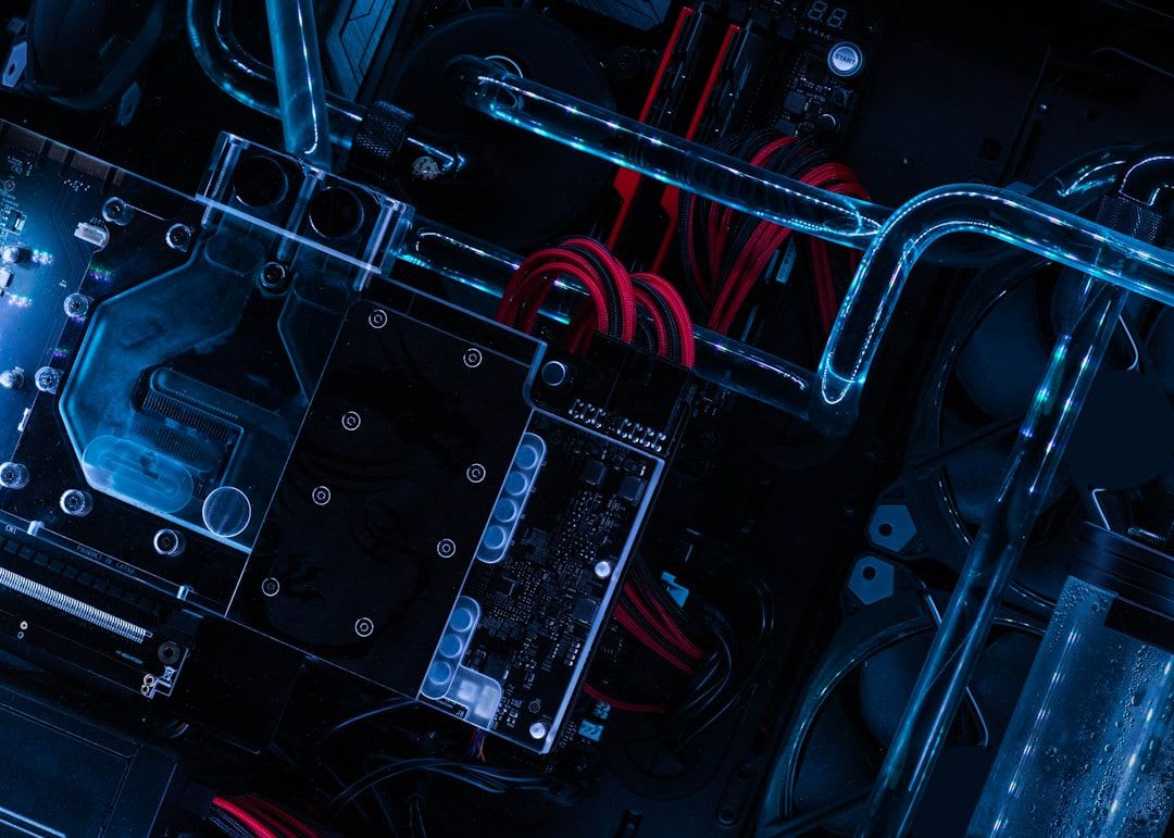 Auswahl der richtigen Hardware, um einen NAS Server für Zuhause einzurichten, mit zwei verschieden großen Modellen neben einem Router. | Foto: Cristiano Firmani