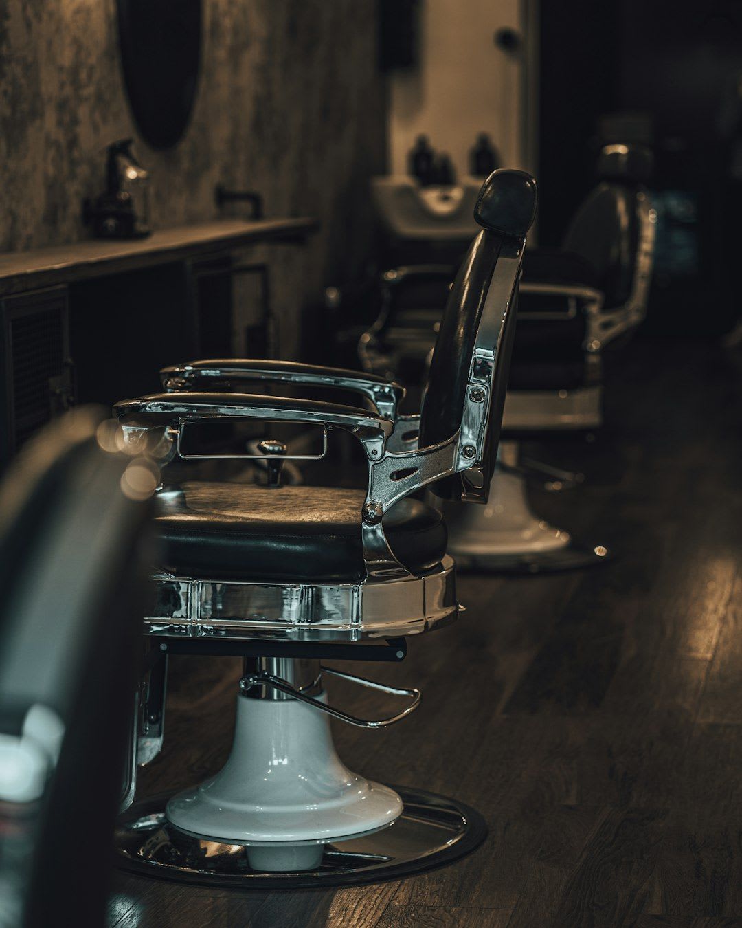Die richtige Hautpflege nach dem Manscaping: Ein Mann trägt eine beruhigende Lotion auf seine Brust auf, um Hautirritationen zu vermeiden. | Foto: Joshua Lawrence