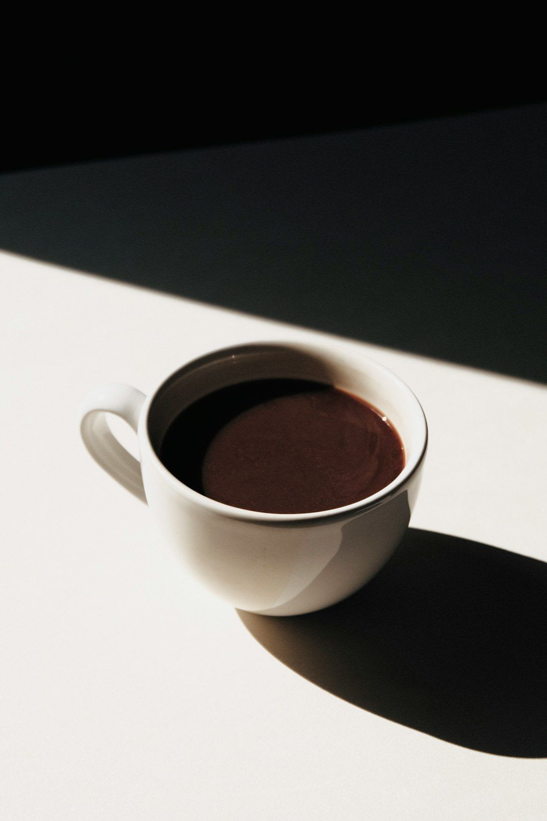 Schwarzer Kaffee und dunkle Schokolade, die die starken Antioxidantien für eine gute Gesundheit hervorheben. | Foto: Jocelyn Morales