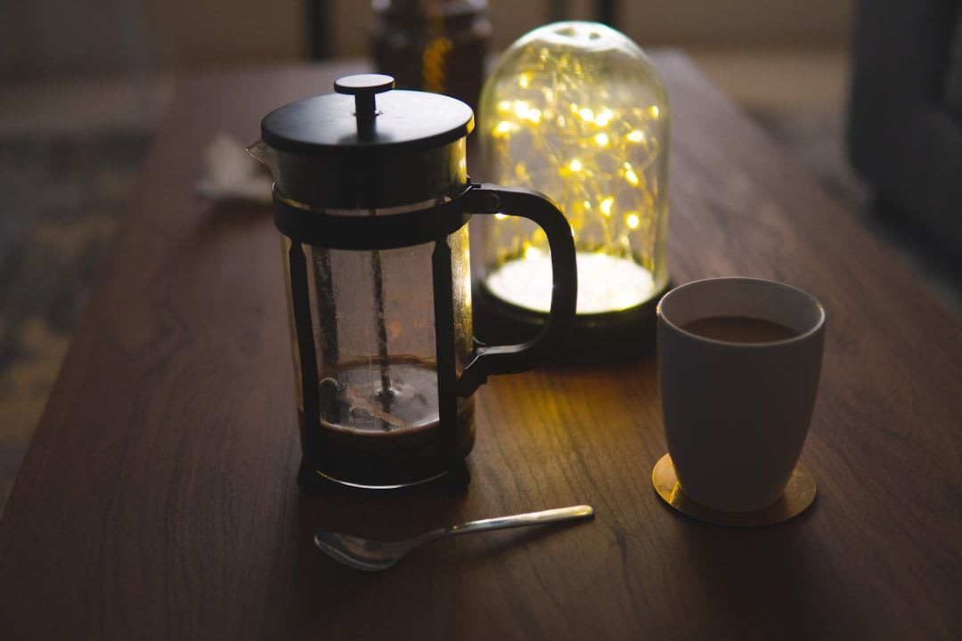 Vergleich von French Press und Filterkaffee, um den Einfluss der Zubereitung auf Kaffee und Gesundheit zu zeigen. | Foto: Ivan Calderon