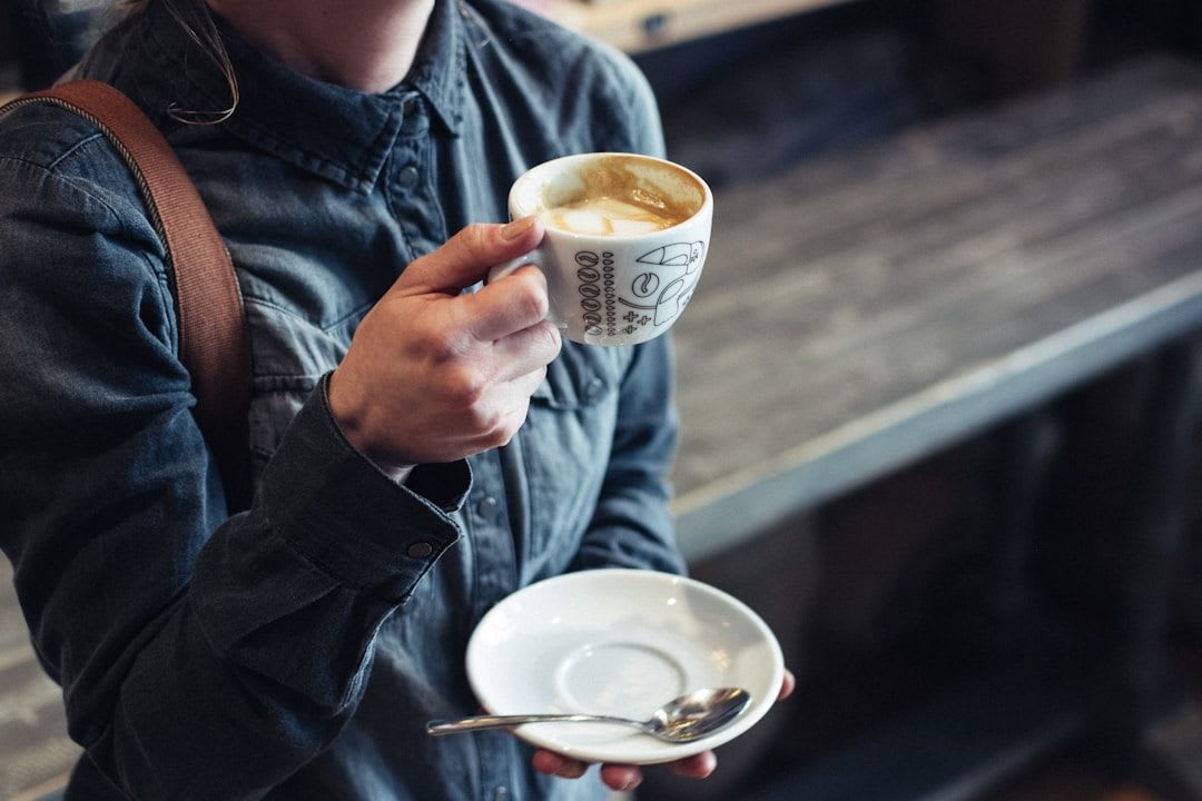 Hände halten eine warme Tasse Kaffee, was den positiven und wohltuenden Aspekt von Kaffee für die Gesundheit darstellt. | Foto: Jakub Kapusnak
