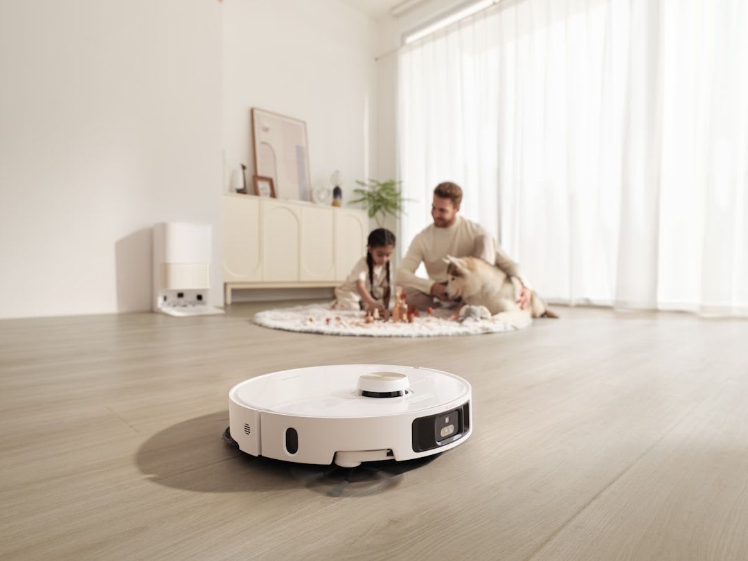 Die App-Steuerung eines Mova Saugroboters zeigt eine detaillierte Reinigungskarte mit Sperrzonen auf dem Smartphone. | Foto: Dreame Vacuum Cleaner