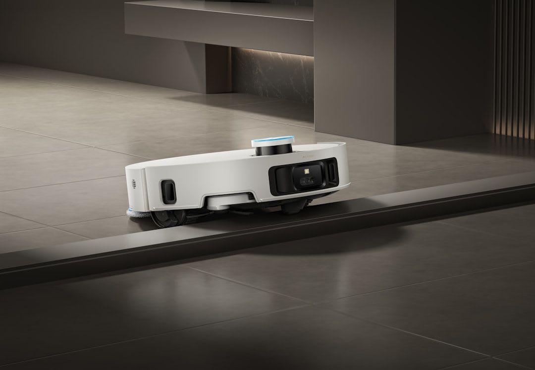 Der Dreame L10s Ultra Gen2 Saugroboter mit Wischfunktion umfährt dank KI-Hinderniserkennung geschickt Schuhe und Kabel. | Foto: Dreame Vacuum Cleaner