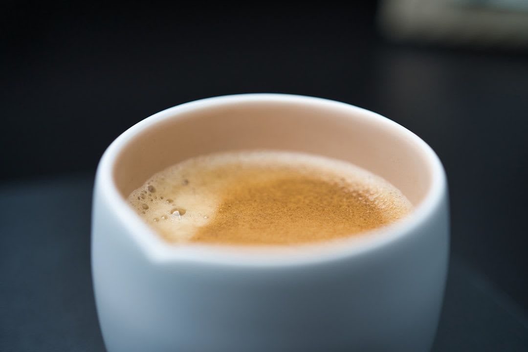 Ein detaillierter Vergleich verschiedener Kaffee Mahlgrade, von puderfein bis grobkörnig zur Optimierung des Aromas. | Foto: Julian Hochgesang