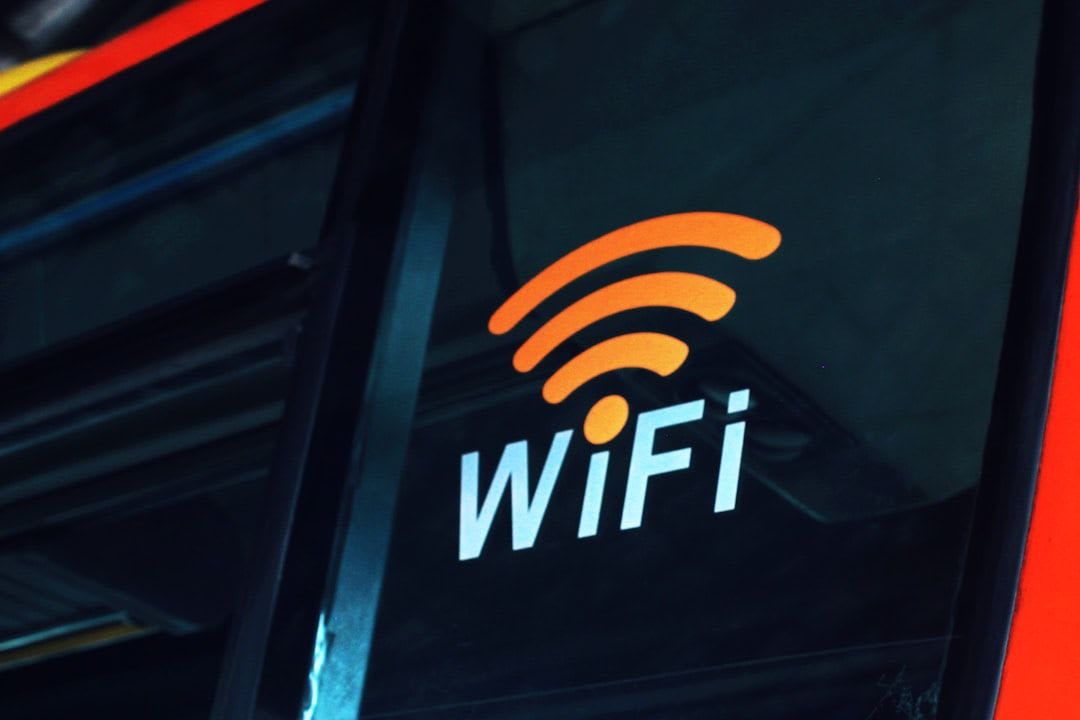Symbolbild für WLAN-Sicherheit: Ein Router mit einem digitalen Schutzschild für ein sicheres und schnelles Netz zuhause. | Foto: Dreamlike Street
