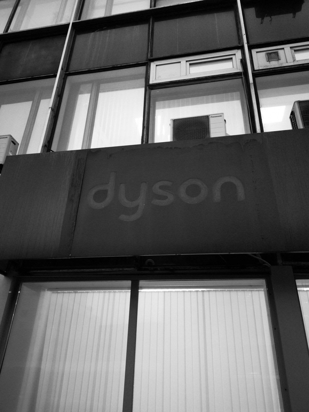 Die Produktfamilie der Dyson Staubsauger, Luftreiniger und Haartrockner, die das innovative und einheitliche Design zeigt. | Foto: Yura Timoshenko