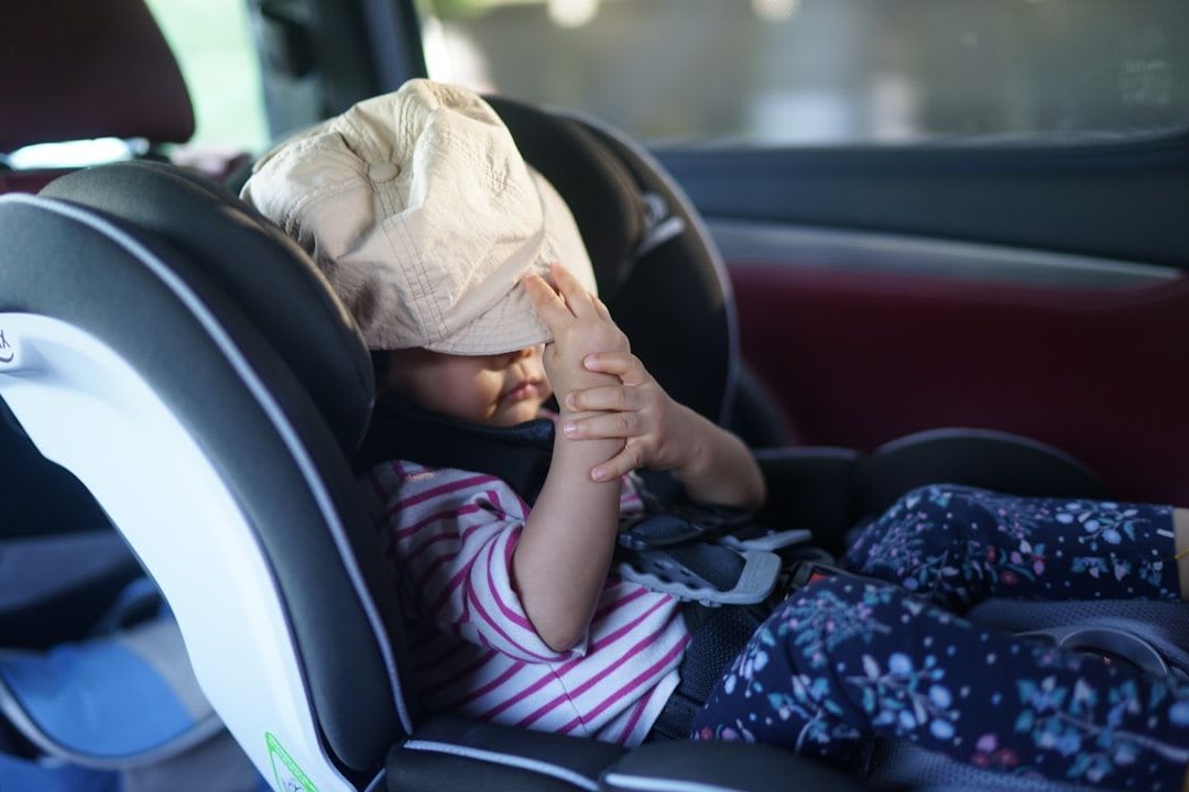 Sicherheitscheck bei ISOFIX oder Gurt: Ein grüner Farbindikator am ISOFIX-Konnektor des Kindersitzes bestätigt den korrekten Einbau. | Foto: Daisy D