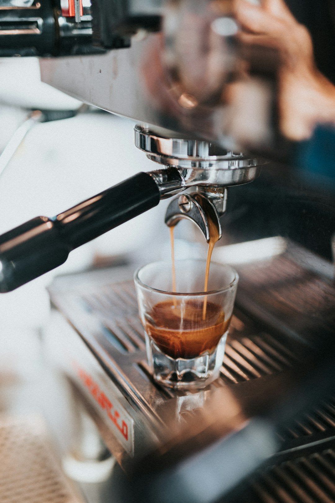 Ein Espresso-Shot mit dichter Crema wird in ein Glas gegossen, die Basis für einen perfekten Freddo Cappuccino. | Foto: Nathan Dumlao