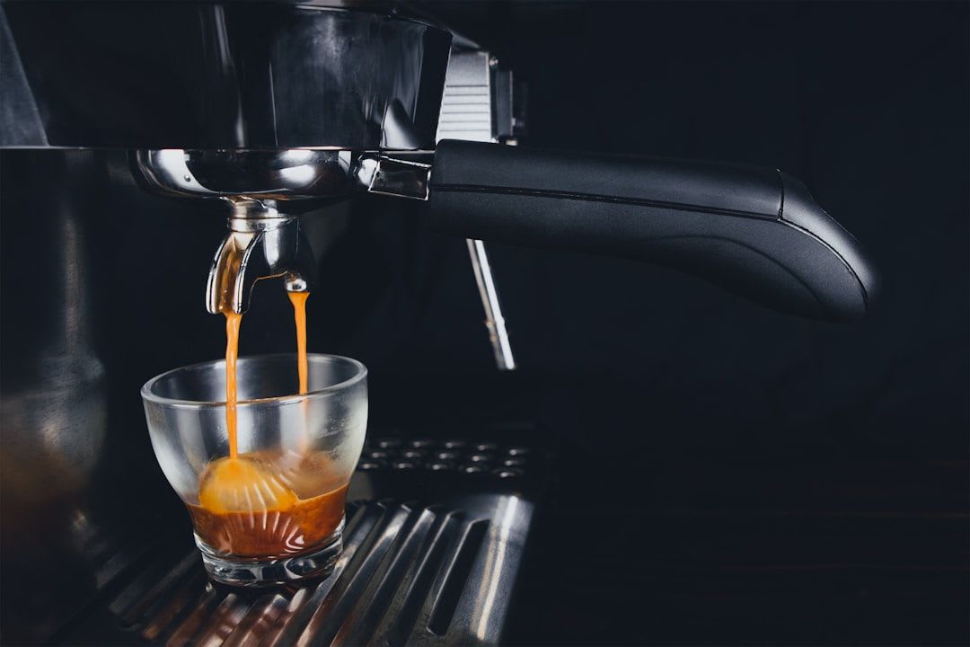 Zubereitung eines Freddo Cappuccino: Kalte Milch wird mit einem Handaufschäumer zu einem festen Milchschaum geschlagen. | Foto: Tim St. Martin