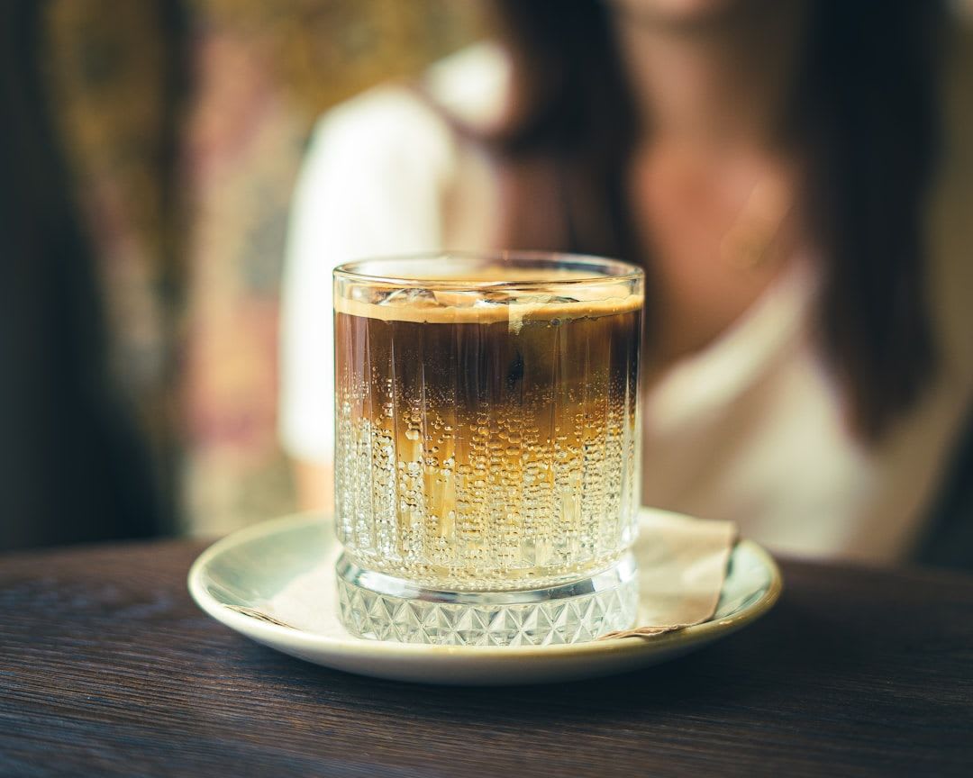 Ein garnierter Freddo Cappuccino mit einem Hauch Zimt auf dem Milchschaum, eine leckere Variante des griechischen Eiskaffees. | Foto: Mateusz Butkiewicz