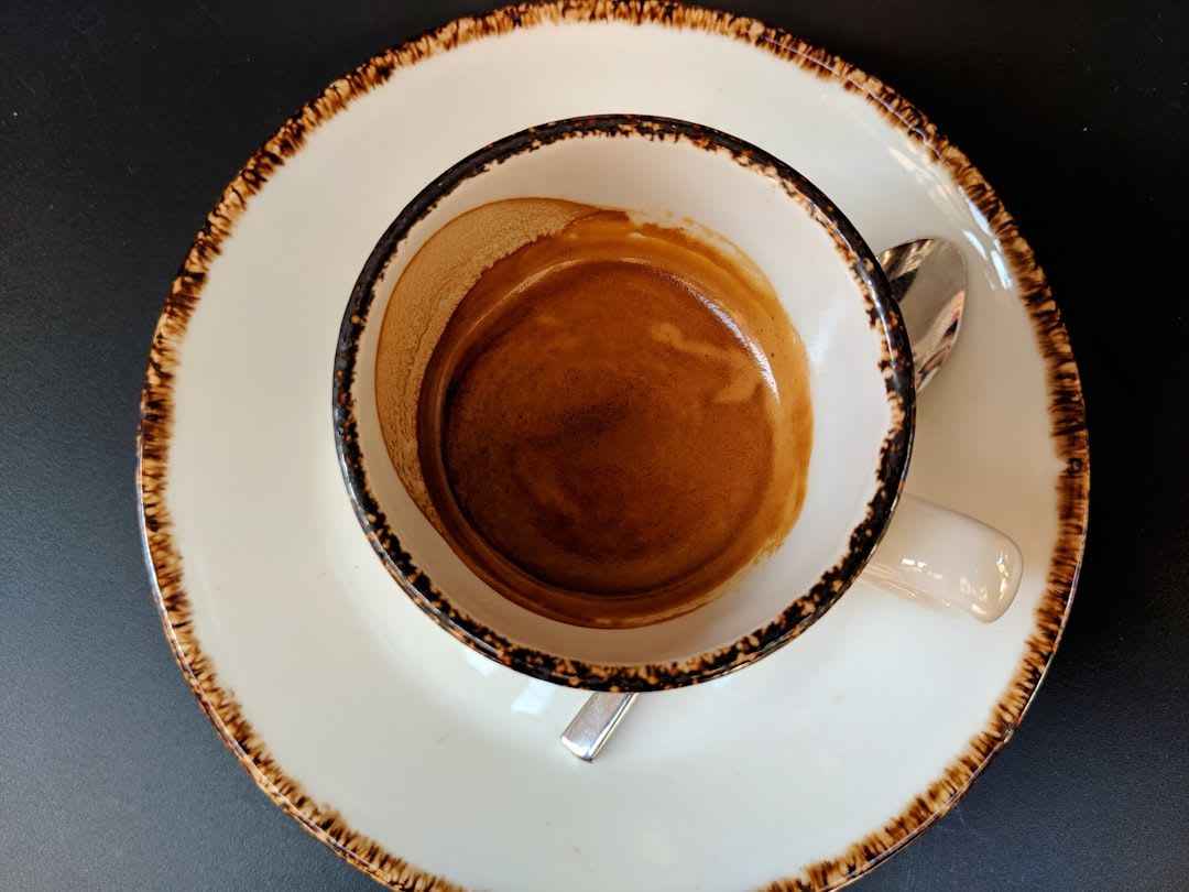 Vergleich von Freddo Cappuccino mit Milchschaum und Freddo Espresso ohne Milch nebeneinander auf einem Holztisch. | Foto: Nik F