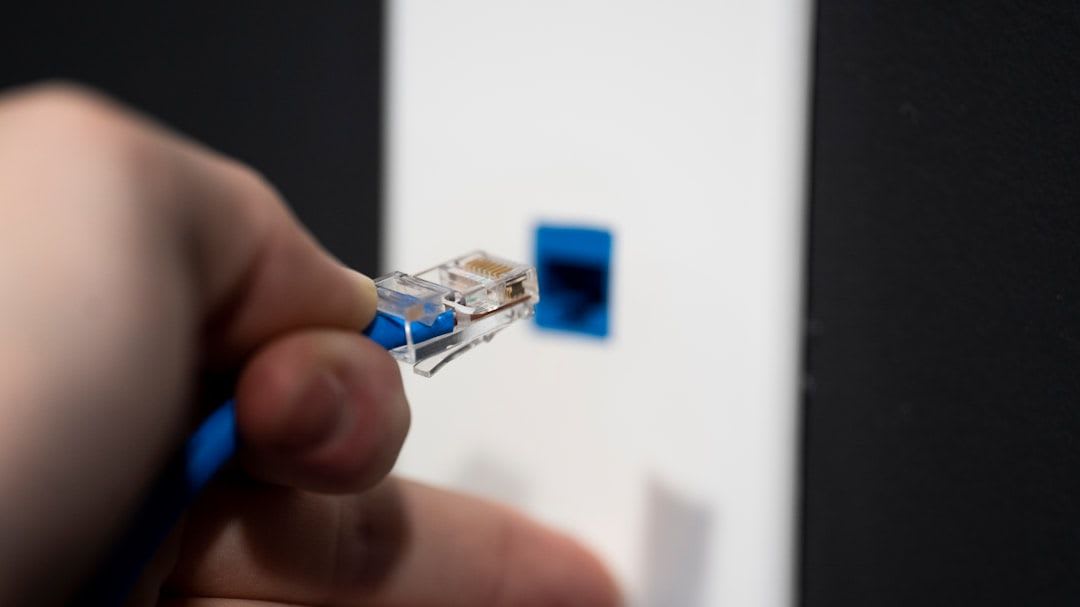 Eine Hand verbindet ein Ethernet-Kabel mit dem Speedport Smart 4, um das NAS für die Einrichtung anzuschließen. | Foto: 2H Media